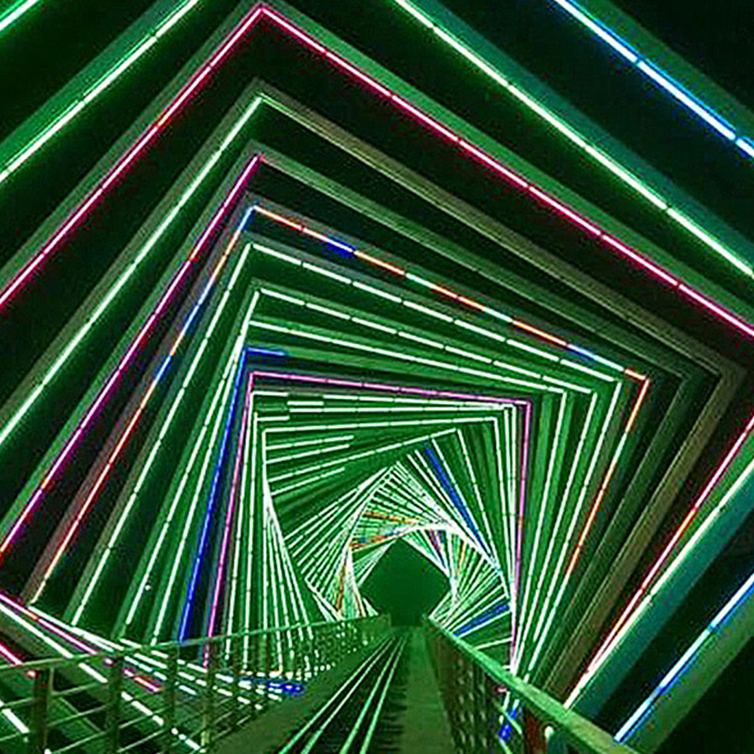 Imagem de cena de luzes de arco em forma de coração de Natal ao ar livre