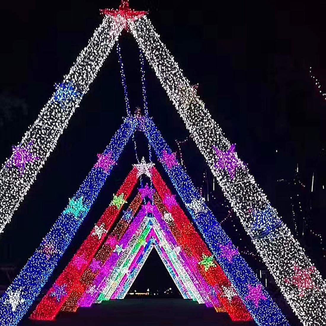 Luzes em arco de Natal ao ar livre em forma de coração