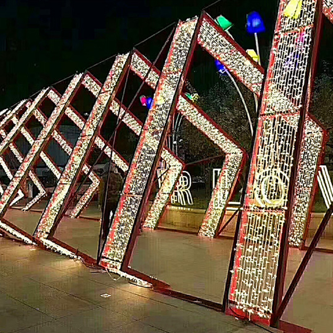 Imagem de cena de luzes em arco em forma de coração de Natal ao ar livre