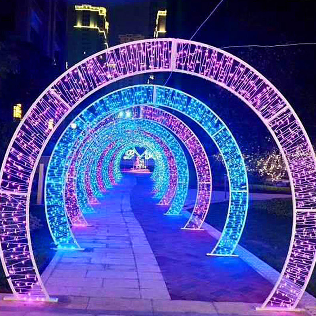 Luzes em arco de Natal ao ar livre em forma de coração