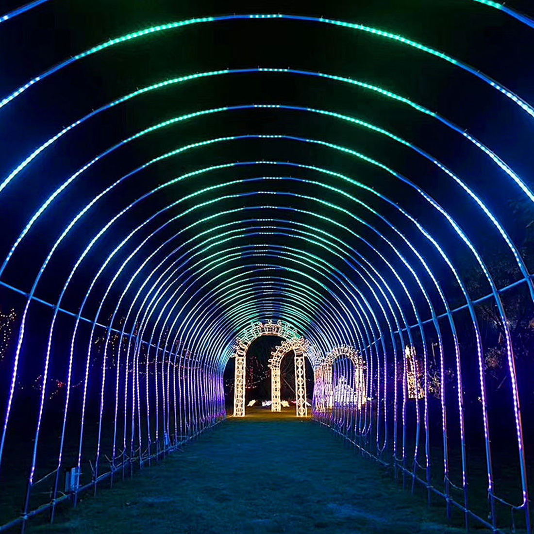 Luzes em arco de Natal ao ar livre em forma de coração