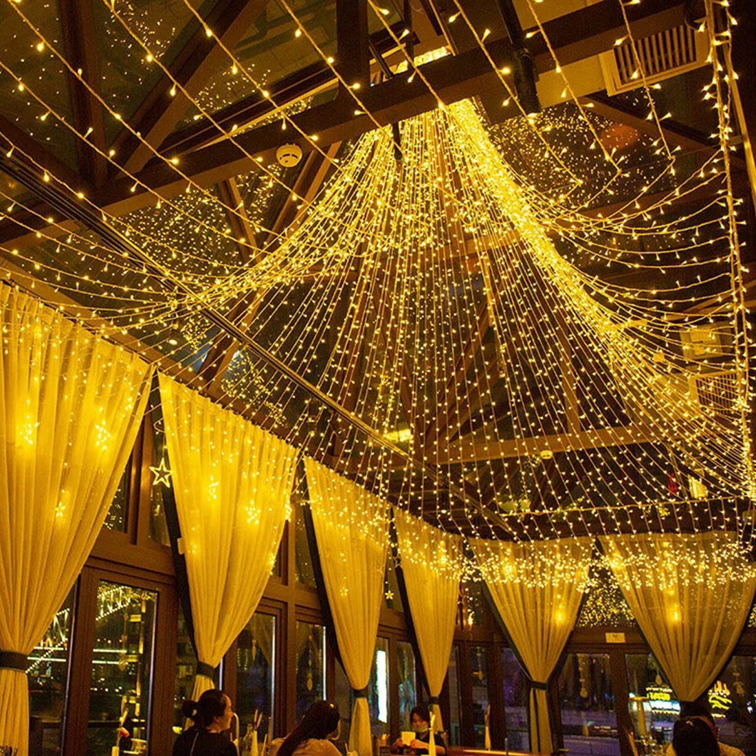 Imagem de cena de luzes cintilantes de decoração de casamento