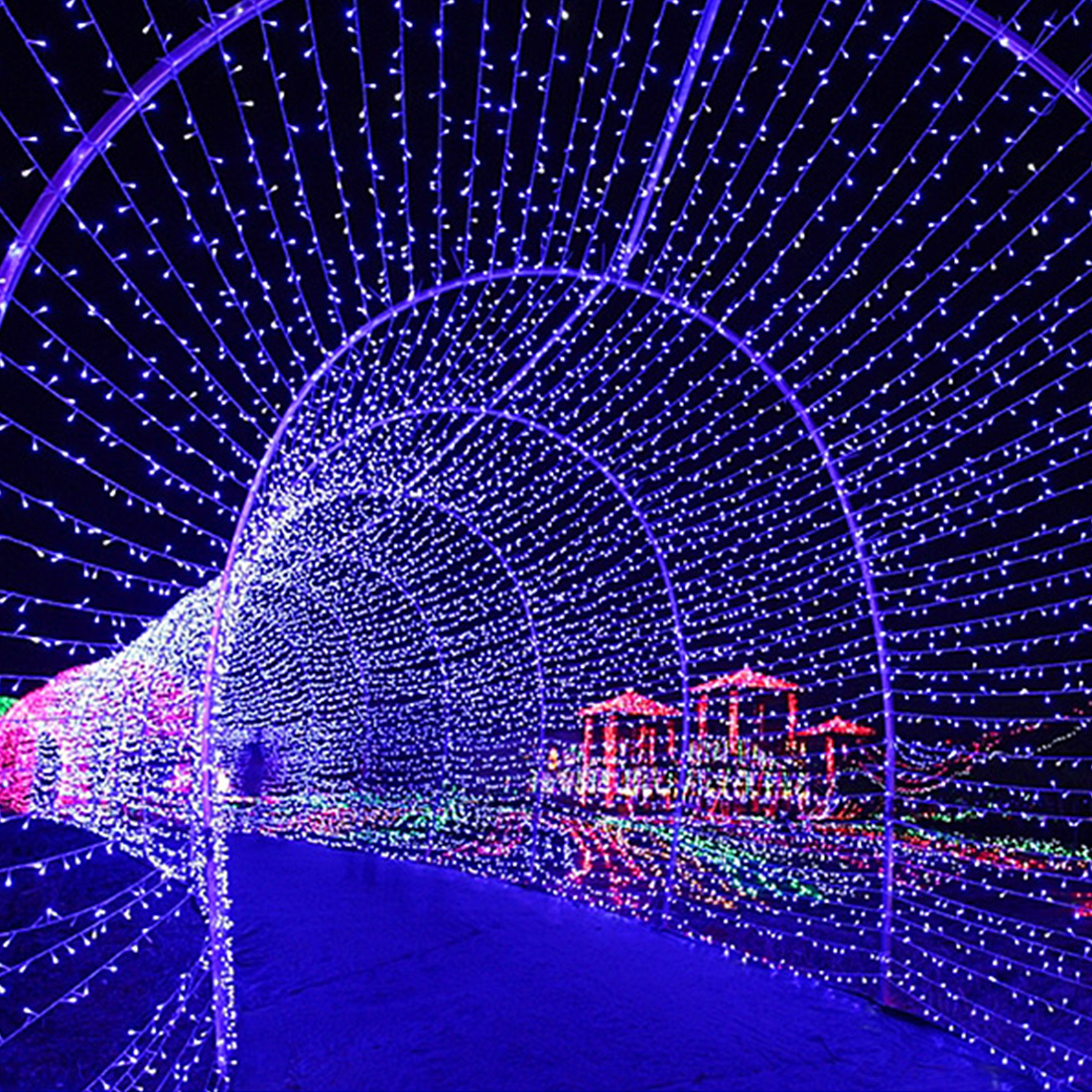 Imagem de cena de luzes em arco em forma de coração de Natal ao ar livre