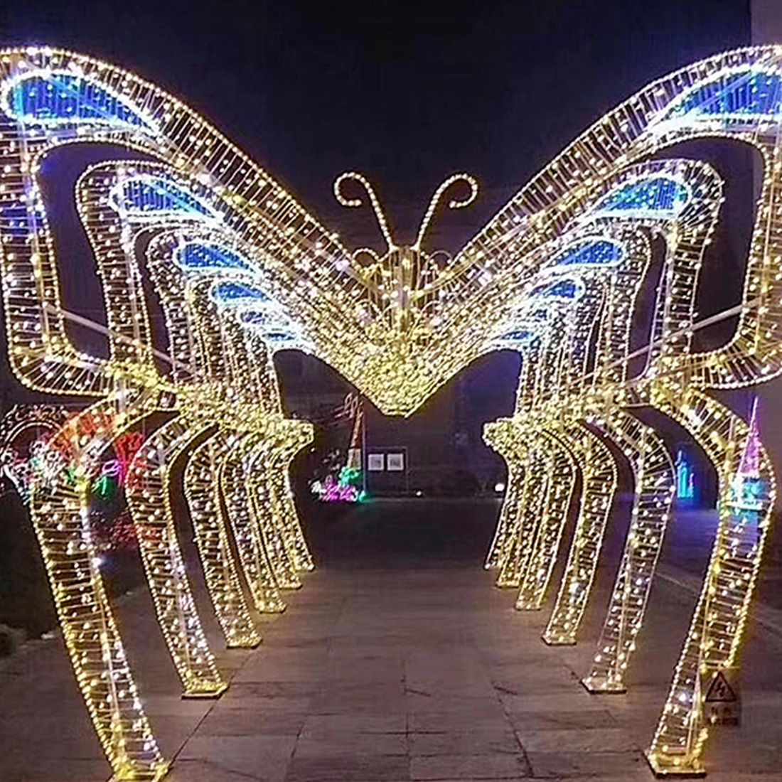 Imagem de cena de luzes em arco em forma de coração de Natal ao ar livre