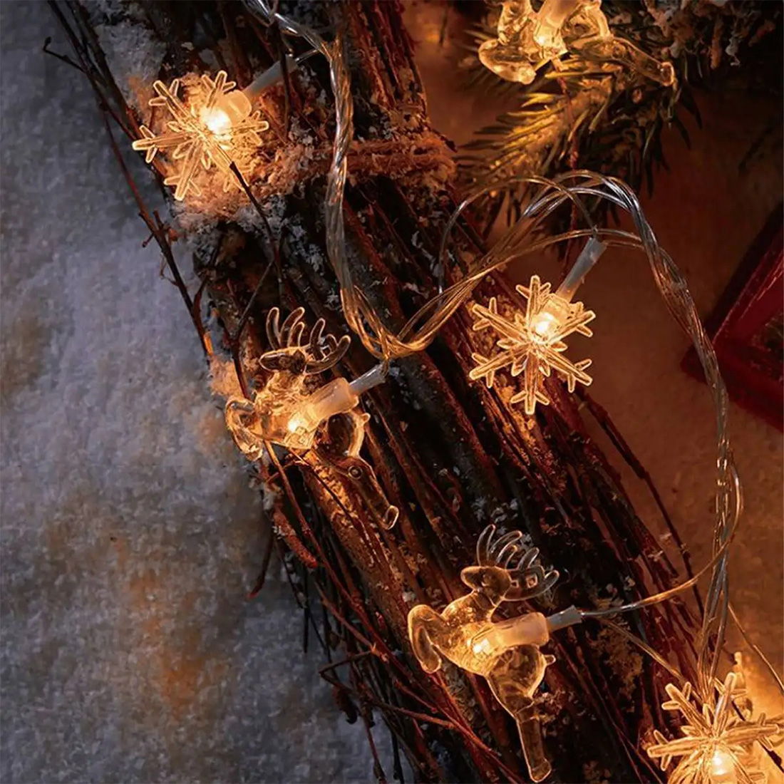 Foto de cena de luzes de corda de árvore de Natal de alces de neve